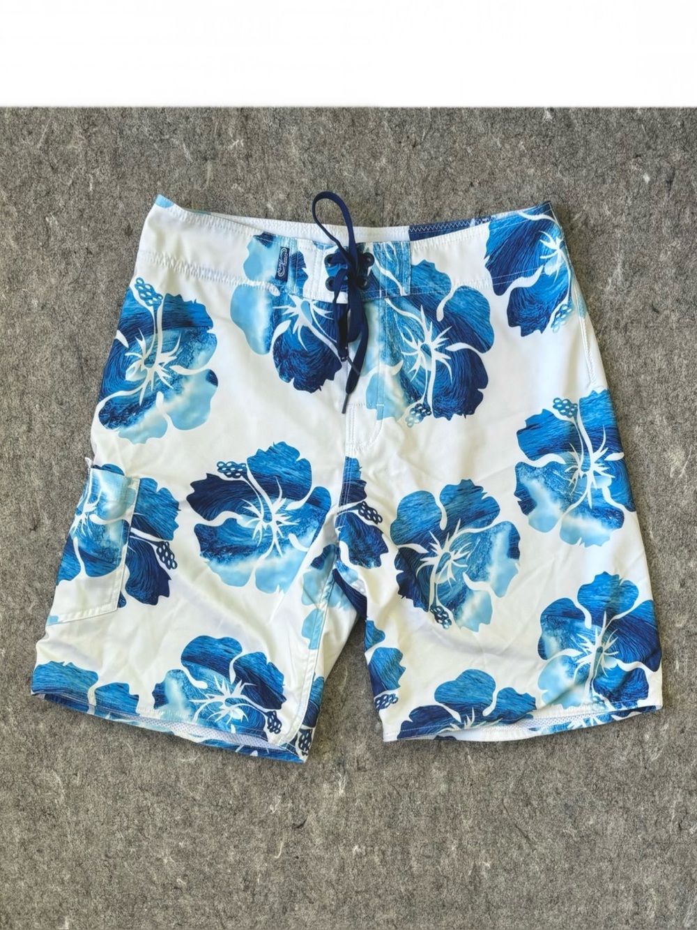 Crazy Shirts white board shorts swim trunks blue flower ocean waves print